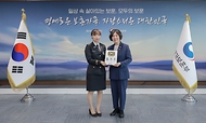 강정애 국가보훈부 장관이 21일 오후 서울시 용산구 서울지방보훈청에서 열린 명예로운 보훈가족 기념패 증정식에 참석하여 기관 추천을 통해 선정된 직계존속이 국가(독립)유공자인 제복근무자 및 독립.호국에 모두 참여한 가계의 후손들에게 명예로운 보훈가족 기념패를 전달하고 있다.