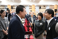 윤석열 대통령이 22일 서울 서초구 대한민국학술원에서 열린 개원 70주년 기념식에서 자연기초 분야 국민훈장 무궁화장을 수상한 이상만 회원의 딸과 사위인 가수 이문세 부부와 인사하고 있다.