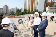 한덕수 국무총리가 22일 서울 동작구 흑석동 흑석 재정비 촉진지구를 방문해 국민의힘 나경원 당선인과 함께 관계자의 안내를 받으며 9구역 현장을 점검하고 있다. 