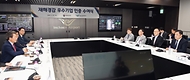 이한경 행정안전부 재난안전관리본부장이 22일 인천국제공항공사 회의장에서 열린 ‘재해경감 우수기업 인증서 수여식’에 참석해 재해경감 우수기업 인증에 대한 간담회를 하고 있다.