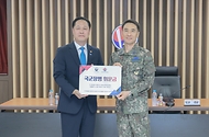 이희완 국가보훈부 차관이 대한민국 영토수호에 헌신하는 국군장병들에게 위로와 감사의 뜻을 전하기 위해 22일 오전 경기도 성남시에 위치한 공군 제15특수임무비행단을 방문하여 이현희 공군 제15특수임무비행단장(준장)에게 위문금을 전달하고 있다.