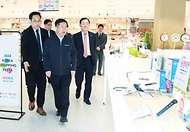강경성 산업통상자원부 1차관이 23일 서울 양천구 목동 행복한 백화점을 방문해 중소기업제품을 구매하고 민생물가를 점검하고 있다. 