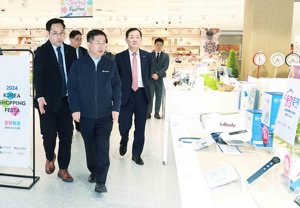강경성 산업통상자원부 1차관이 23일 서울 양천구 목동 행복한 백화점을 방문해 중소기업제품을 구매하고 민생물가를 점검하고 있다. 