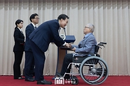 윤석열 대통령이 22일 서울 서초구 대한민국학술원에서 열린 개원 70주년 기념식에서 자연기초 분야 이상만 회원에게 국민훈장 무궁화장을 수여하고 있다. 