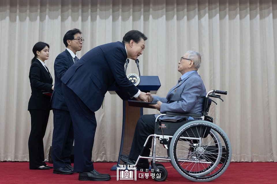 윤석열 대통령이 22일 서울 서초구 대한민국학술원에서 열린 개원 70주년 기념식에서 자연기초 분야 이상만 회원에게 국민훈장 무궁화장을 수여하고 있다. 