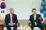 윤석열 대통령이 22일 서울 용산 대통령실 청사에서 케빈 매카시(Kevin McCarthy) 전 미국 하원의장을 접견하며 발언하고 있다.