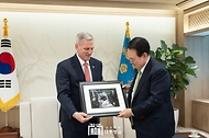 윤석열 대통령이 22일 서울 용산 대통령실 청사에서 케빈 매카시(Kevin McCarthy) 전 미국 하원의장을 접견한 뒤 사진 액자를 선물 받고 있다. 액자 속 사진은 지난해 4월 27일(현지시간) 윤 대통령이 미국 국빈 방문 때 상하원 합동 연설을 위해 국회의사당을 찾아 연단에 오른 뒤 매카시 당시 하원의장과 악수하는 모습이 담겼다. 