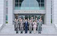 이희완 국가보훈부 차관이 대한민국 영토수호에 헌신하는 국군장병들에게 위로와 감사의 뜻을 전하기 위해 22일 오전 경기도 성남시에 위치한 공군 제15특수임무비행단을 방문하여 이현희 공군 제15특수임무비행단장(준장) 및 장병들과 함께 기념사진을 촬영하고 있다. 