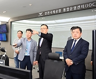 이한경 행정안전부 재난안전관리본부장이 22일 인천국제공항공사 회의장에서 열린 ‘재해경감 우수기업 인증서 수여식’을 마친 뒤 인천국제공항 계류장 관제탑 시설을 둘러보고 있다.