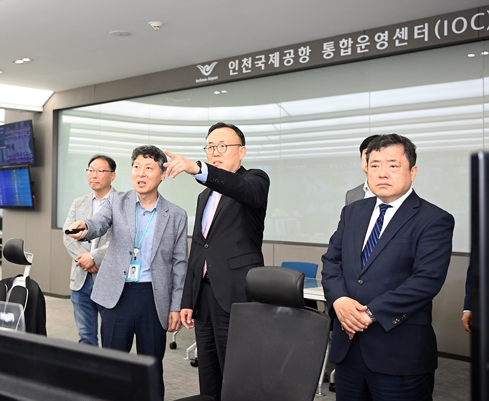 이한경 행정안전부 재난안전관리본부장이 22일 인천국제공항공사 회의장에서 열린 ‘재해경감 우수기업 인증서 수여식’을 마친 뒤 인천국제공항 계류장 관제탑 시설을 둘러보고 있다.