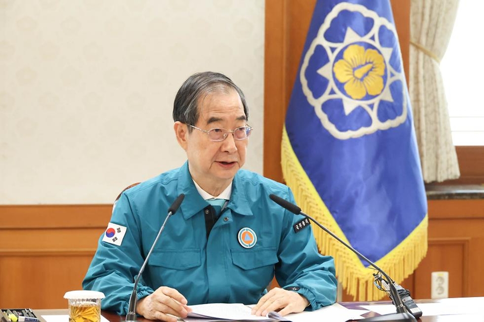 한덕수 국무총리가 22일 서울 종로구 정부서울청사에서 열린 의사집단행동 중앙재난안전대책본부 회의를 주재하고 있다.