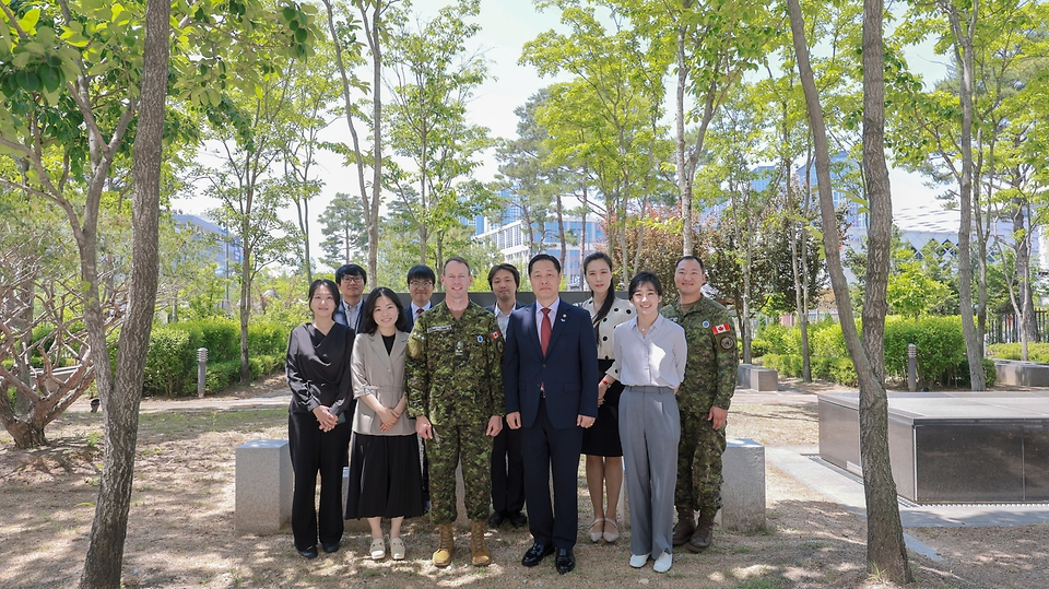 이희완 국가보훈부 차관이 23일 오전 정부세종청사 국가보훈부 집무실에서 데릭 맥컬리 유엔사 부사령관을 만나  환담 후 기념촬영을 하고 있다.