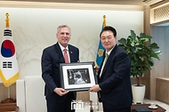 윤석열 대통령이 22일 서울 용산 대통령실 청사에서 케빈 매카시(Kevin McCarthy) 전 미국 하원의장을 접견한 뒤 사진 액자를 선물 받고 있다.