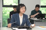 오유경 식품의약품안전처 처장이 22일 경기 성남시 현대그린푸드 스마트푸드센터를 방문해 환자용 식단에 맞춰 생산된 음식을 시식하고 있다. 
