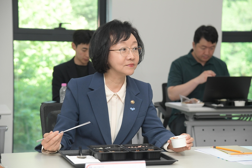 오유경 식품의약품안전처 처장이 22일 경기 성남시 현대그린푸드 스마트푸드센터를 방문해 환자용 식단에 맞춰 생산된 음식을 시식하고 있다. 