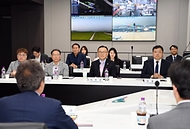 이한경 행정안전부 재난안전관리본부장이 22일 인천국제공항공사 회의장에서 열린 ‘재해경감 우수기업 인증서 수여식’에 참석해 재해경감 우수기업 인증에 대한 간담회를 하고 있다.