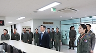 이희완 국가보훈부 차관이 대한민국 영토수호에 헌신하는 국군장병들에게 위로와 감사의 뜻을 전하기 위해 22일 오전 경기도 성남시에 위치한 공군 제15특수임무비행단을 방문하여 부대를 시찰하며 장병들을 격려하고 있다.