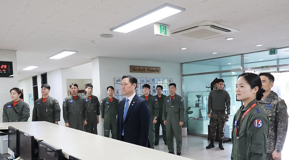 이희완 국가보훈부 차관이 대한민국 영토수호에 헌신하는 국군장병들에게 위로와 감사의 뜻을 전하기 위해 22일 오전 경기도 성남시에 위치한 공군 제15특수임무비행단을 방문하여 부대를 시찰하며 장병들을 격려하고 있다.