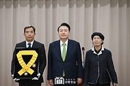 윤석열 대통령이 22일 서울 서초구 대한민국학술원에서 열린 개원 70주년 기념식에서 인문학 분야 고(故) 장석진 회원 배우자(오른쪽)에게 국민훈장 무궁화장을 수여한 뒤 기념 촬영을 하고 있다. 