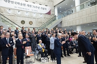 윤석열 대통령이 22일 서울 서초구 대한민국학술원에서 열린 개원 70주년 기념식을 마친 뒤 학술원 1층 로비에서 참석자들을 향해 인사하고 있다.