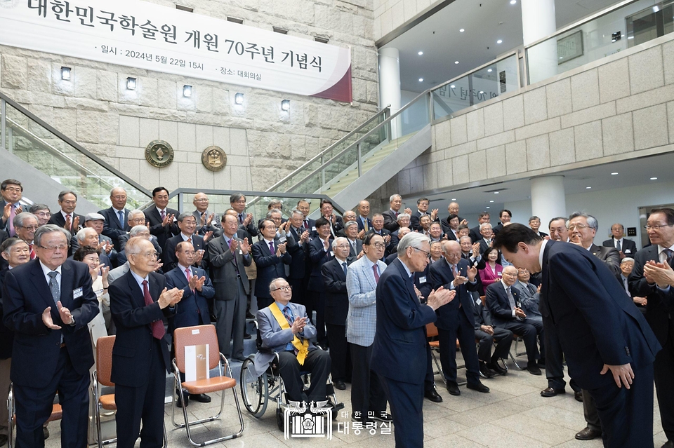 윤석열 대통령이 22일 서울 서초구 대한민국학술원에서 열린 개원 70주년 기념식을 마친 뒤 학술원 1층 로비에서 참석자들을 향해 인사하고 있다.