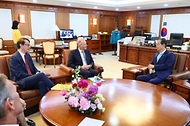 한덕수 국무총리가 22일 서울 종로구 정부서울청사에서 한국을 방문 중인 프랑스산업협회(MEDEF) 대표단을 접견하고 있다. 