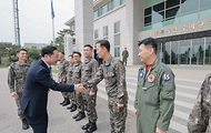 이희완 국가보훈부 차관이 대한민국 영토수호에 헌신하는 국군장병들에게 위로와 감사의 뜻을 전하기 위해 22일 오전 경기도 성남시에 위치한 공군 제15특수임무비행단을 방문하여 부대를 시찰하며 장병들을 격려하고 있다.