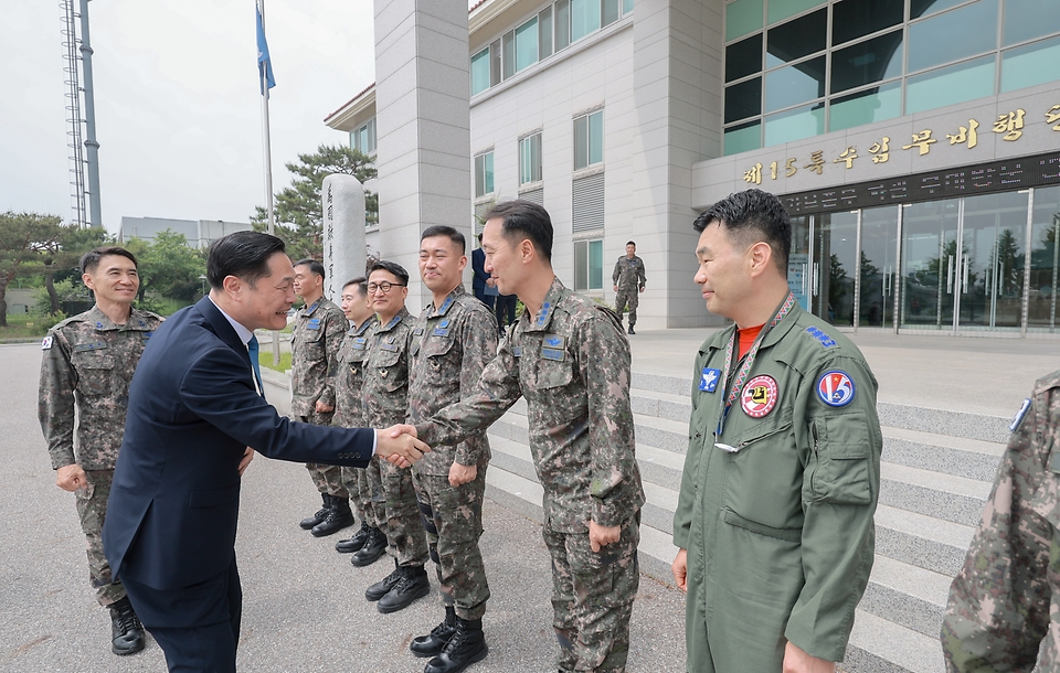 이희완 국가보훈부 차관이 대한민국 영토수호에 헌신하는 국군장병들에게 위로와 감사의 뜻을 전하기 위해 22일 오전 경기도 성남시에 위치한 공군 제15특수임무비행단을 방문하여 부대를 시찰하며 장병들을 격려하고 있다.
