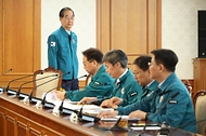 한덕수 국무총리가 22일 서울 종로구 정부서울청사에서 열린 의사집단행동 중앙재난안전대책본부 회의에 참석하고 있다. 