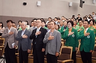 이한경 행정안전부 재난안전관리본부장이 23일 정부세종청사 중앙동 대강당에서 열린 ‘제31회 방재의 날 기념식’에서 국기에 경례하고 있다.