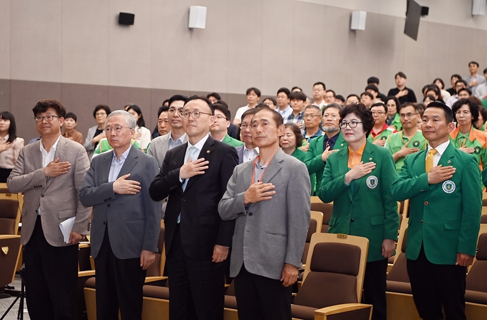 이한경 행정안전부 재난안전관리본부장이 23일 정부세종청사 중앙동 대강당에서 열린 ‘제31회 방재의 날 기념식’에서 국기에 경례하고 있다.