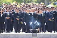 한덕수 국무총리가 23일 경남 김해시 봉하마을에서 열린 고 노무현 전 대통령 서거 15주기 추도식에서 노 전 대통령의 묘역을 참배하고 있다.