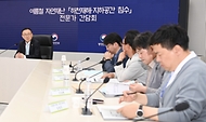 이한경 행정안전부 재난안전관리본부장이 23일 정부세종청사 중앙재난안전상황실에서 열린 여름철 자연재난 ‘하천재해, 지하공간 침수’ 관계기관 및 전문가 간담회에서 인사말을 하고 있다. 