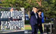 윤석열 대통령이 23일 서울 용산 대통령실 잔디마당에서 열린 ‘2024 대한민국 중소기업인대회’에서 김기문 중소기업중앙회장과 함께 참석하고 있다.