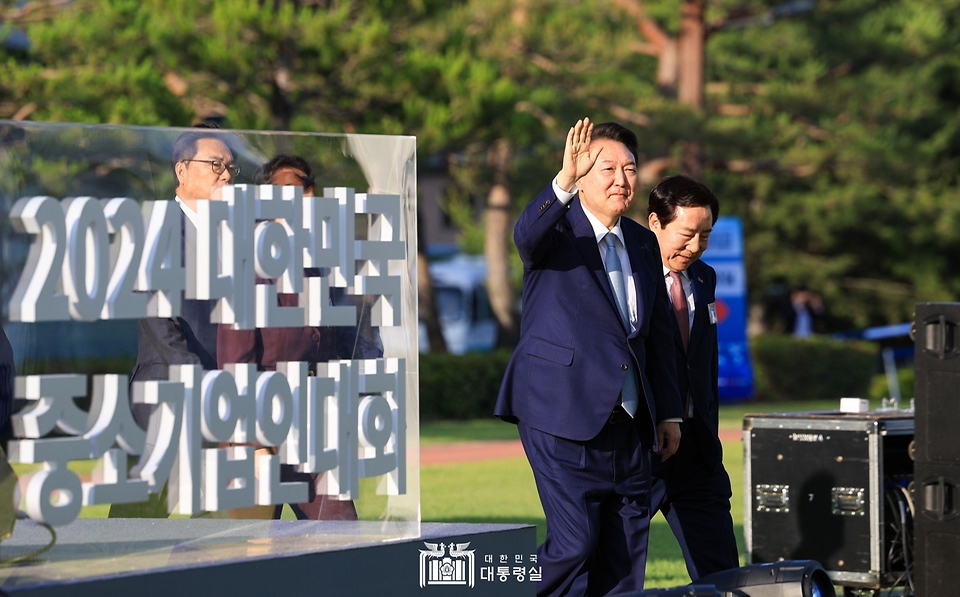 윤석열 대통령이 23일 서울 용산 대통령실 잔디마당에서 열린 ‘2024 대한민국 중소기업인대회’에서 김기문 중소기업중앙회장과 함께 참석하고 있다.