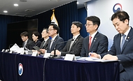 최상목 경제부총리 겸 기획재정부 장관이 23일 서울 종로구 정부서울청사에서 반도체 생태계 종합지원 방안 브리핑을 하고 있다. 