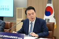 윤석열 대통령이 23일 서울 용산 대통령실 청사에서 열린 ‘제2차 경제이슈점검회의’에서 발언하고 있다.
