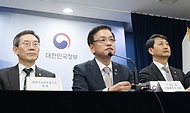 최상목 경제부총리 겸 기획재정부 장관이 23일 서울 종로구 정부서울청사에서 반도체 생태계 종합지원 방안 브리핑을 하고 있다. 