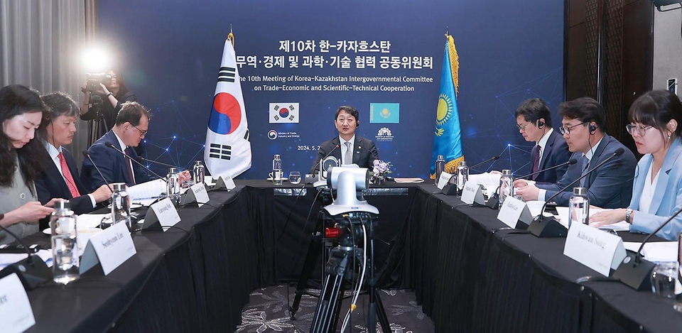 안덕근 산업통상자원부 장관이 23일 서울 영등포구 콘래드 호텔에서 ‘제10차 한-카자흐스탄 경제공동위원회’를 화상으로 참석하고 있다.
