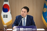 윤석열 대통령이 23일 서울 용산 대통령실 청사에서 열린 ‘제2차 경제이슈점검회의’에서 발언하고 있다.