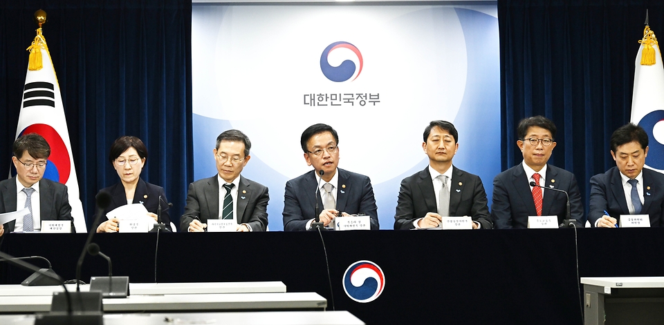 최상목 경제부총리 겸 기획재정부 장관이 23일 서울 종로구 정부서울청사에서 반도체 생태계 종합지원 방안 브리핑을 하고 있다. 