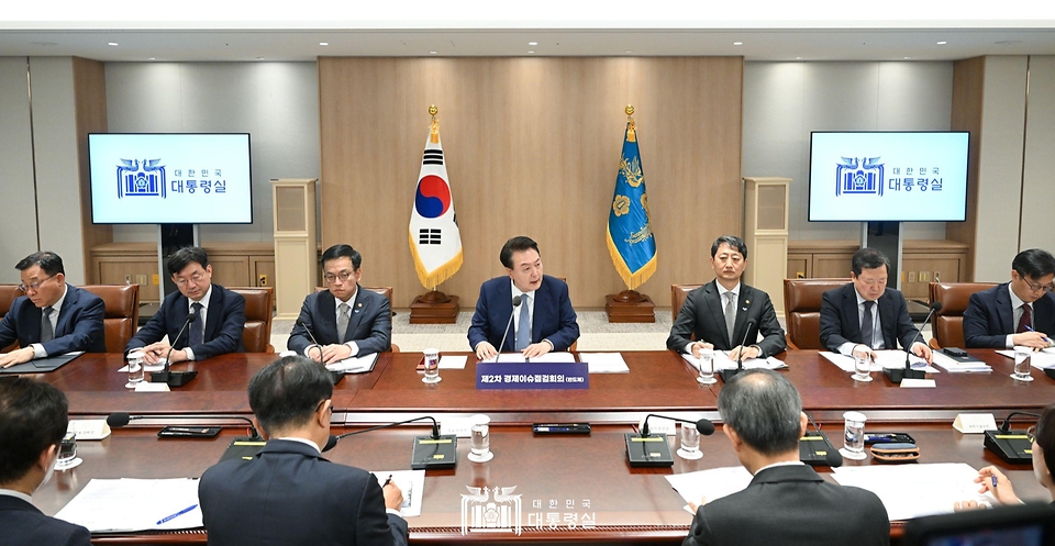 윤석열 대통령이 23일 서울 용산 대통령실 청사에서 열린 ‘제2차 경제이슈점검회의’를 주재하고 있다.