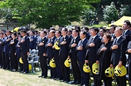 한덕수 국무총리가 23일 경남 김해시 봉하마을에서 열린 고 노무현 전 대통령 서거 15주기 추도식에서 참석자들과 국기에 경례하고 있다.