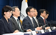 최상목 경제부총리 겸 기획재정부 장관이 23일 서울 종로구 정부서울청사에서 반도체 생태계 종합지원 방안 브리핑을 하고 있다. 