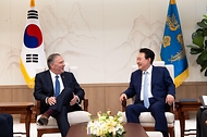 윤석열 대통령이 23일 서울 용산 대통령실 청사에서 마이크 폼페이오(Mike Pompeo) 전 미국 국무장관을 접견하고 있다.