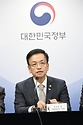 최상목 경제부총리 겸 기획재정부 장관이 23일 서울 종로구 정부서울청사에서 반도체 생태계 종합지원 방안 브리핑을 하고 있다. 