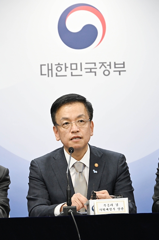 최상목 경제부총리 겸 기획재정부 장관이 23일 서울 종로구 정부서울청사에서 반도체 생태계 종합지원 방안 브리핑을 하고 있다. 