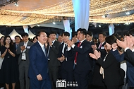 윤석열 대통령이 23일 서울 용산 대통령실 잔디마당에서 열린 ‘2024 대한민국 중소기업인대회’에서 참석자들과 기념 촬영을 위해 이동하고 있다.