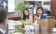 지영미 질병관리청장이 23일 충북 청주시 질병관리청에서 타지키스탄 보건부 연수단과 양자 회의를 하고 있다. 