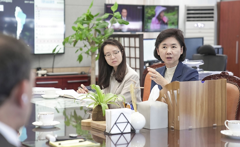 지영미 질병관리청장이 23일 충북 청주시 질병관리청에서 타지키스탄 보건부 연수단과 양자 회의를 하고 있다. 